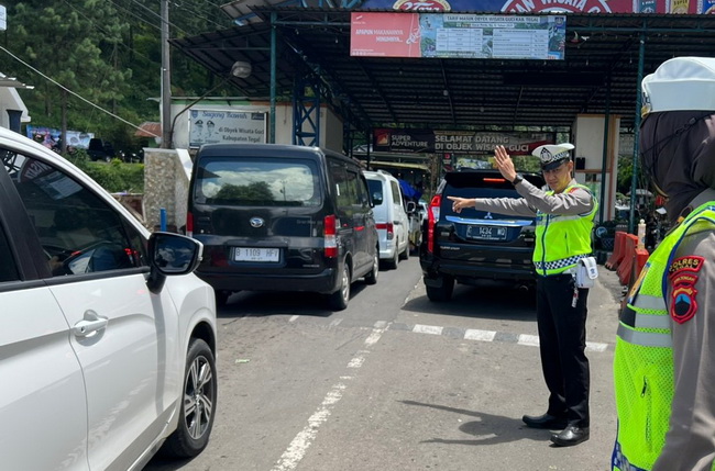 Antisispasi Kepadataan Arus Lalu Lintas, Polisi Pantau Ketat Jalur Wisata Tegal Dijaga Saat Libur Imlek 2023