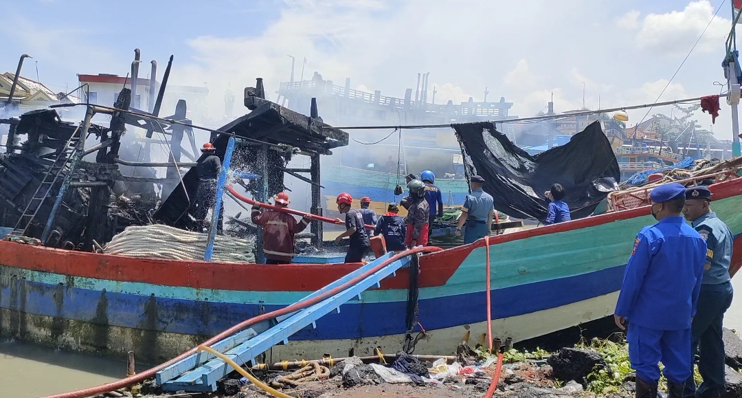 BREAKING NEWS: Kapal Nelayan di Pelabuhan Kluwut Terbakar Hebat