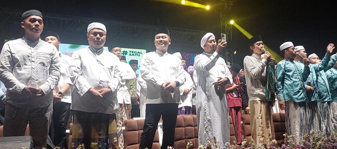 Khidmat, Haji Ischak Bersholawat di Kabupaten Tegal Dibanjiri Puluhan Ribu Umat Muslim 