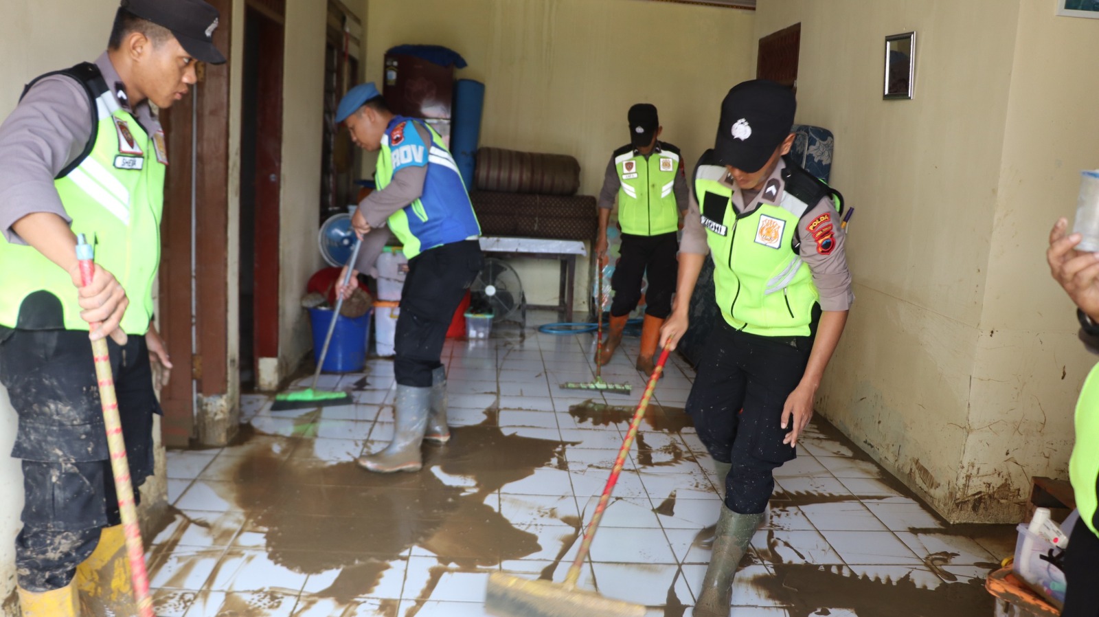 Update Banjir Jatinegara Tegal: Kapolres Gerakkan Personel Bantu Warga