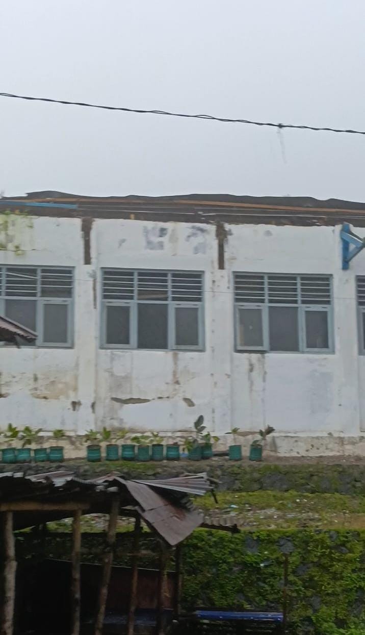 Hujan Disertai Angin Kencang Rusak Atap SD Negeri 04 Mendelem Pemalang
