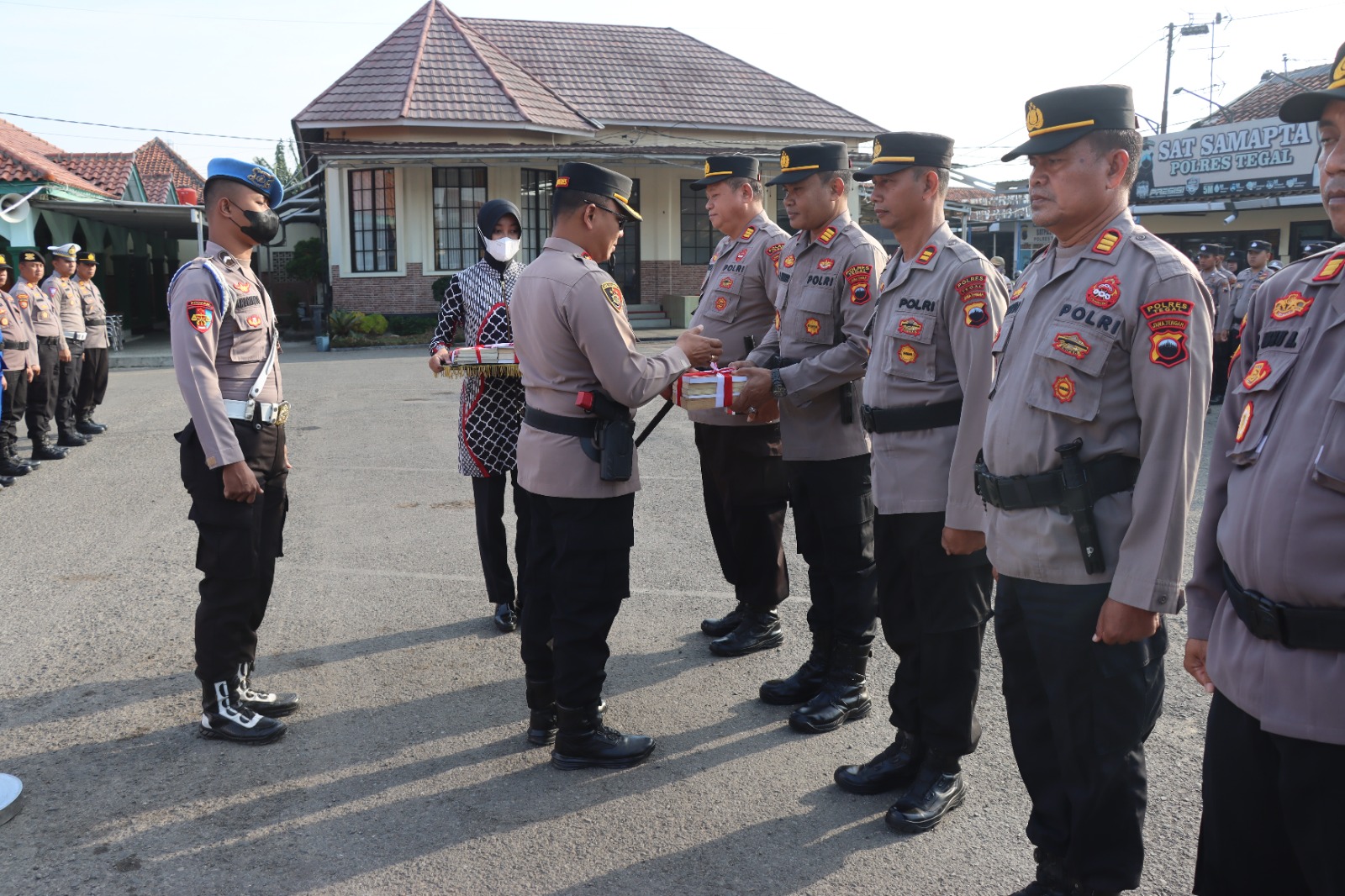 Polri Peduli Literasi hingga ke Pelosok Nusantara, Polres Tegal Distribusikan 820 Buku ke Desa Terpencil