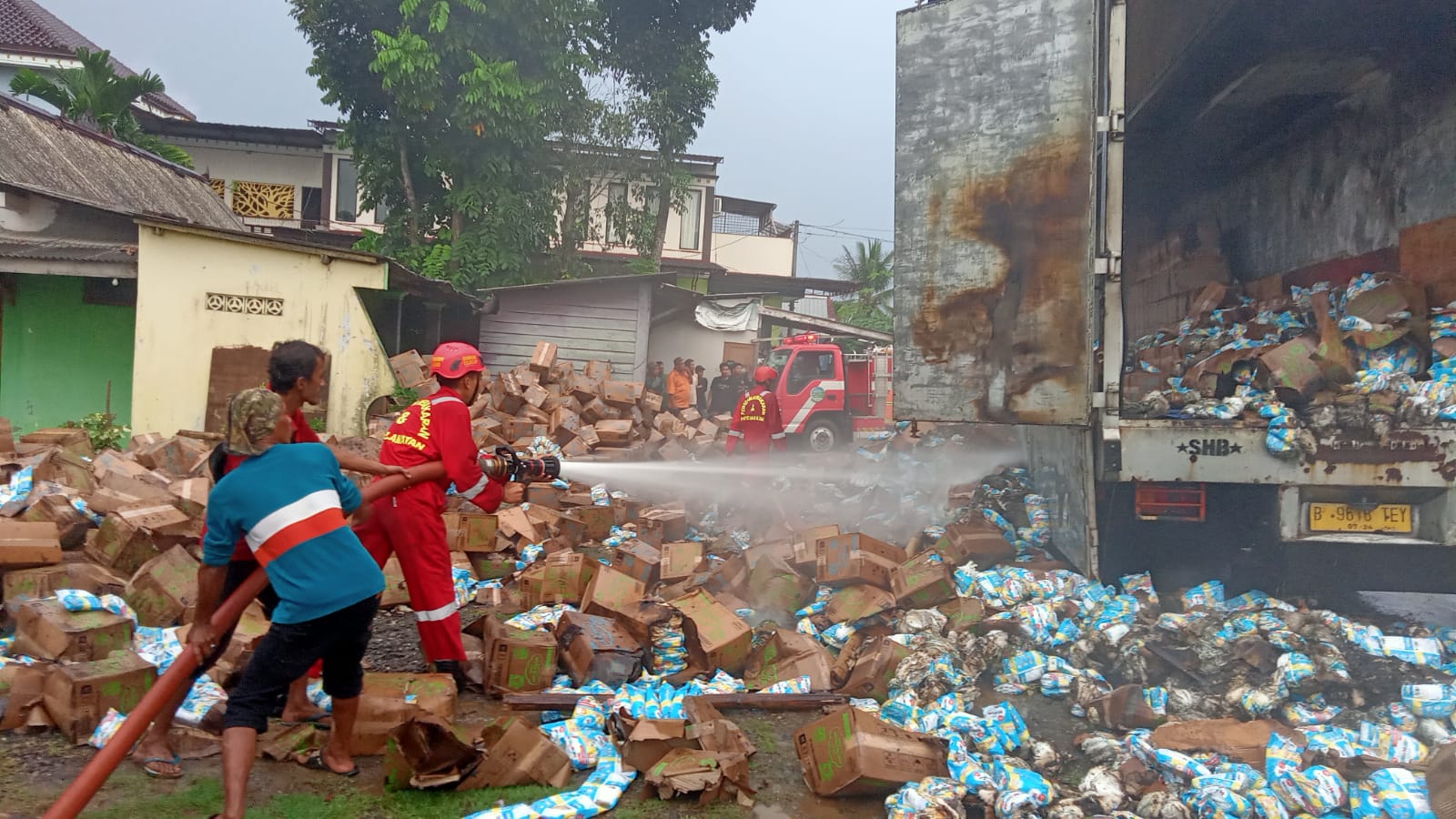 Bawa Popok Bayi, Truk Tronton Boks Terbakar di Perbatasan Banyumas dan Cilacap