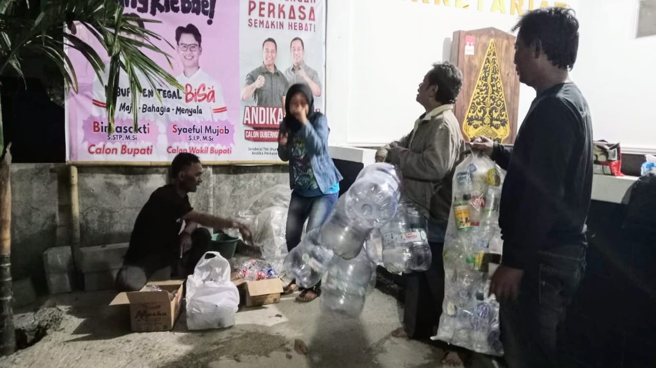 Bantu Paslon Cabup Tegal Bima-Mujab, Relawan Kumpulkan dan Jual Sampah Plastik  