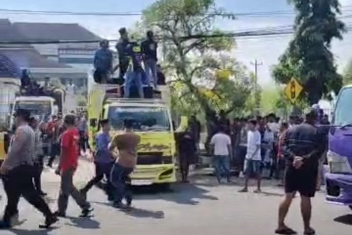 Ratusan Sopir Truk 4 Daerah Demo Larangan ODOL di Pemalang, Arus di Exit Tol Gandulan Sempat Tersendat