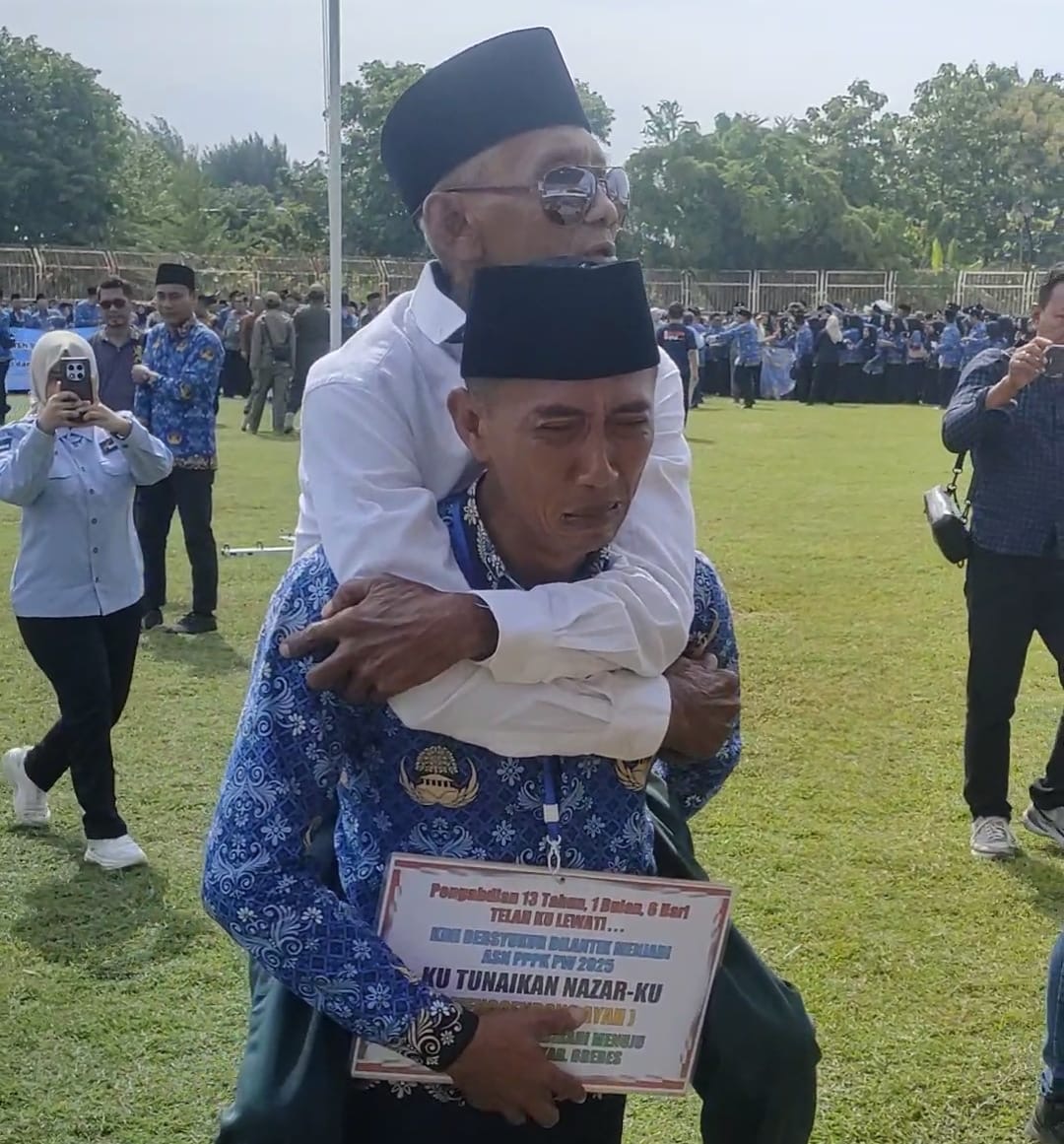 Terima SK, PPPK Paruh Waruh Waktu di Brebes Gendong Ayah Jalan Menuju Alun-alun
