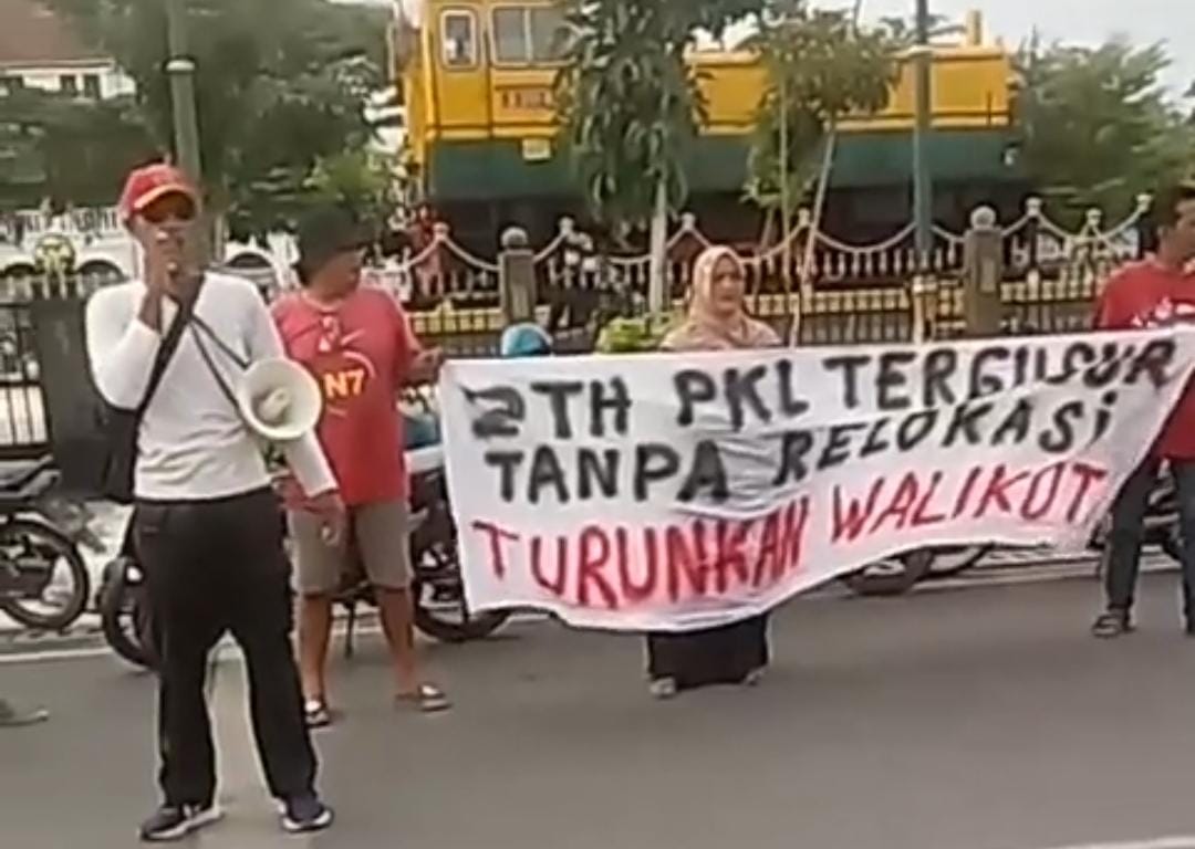 Relokasi Bureng, PKL Taman Pancasila Tegal Demo Bawa Spanduk Turunkan Wali Kota Tegal