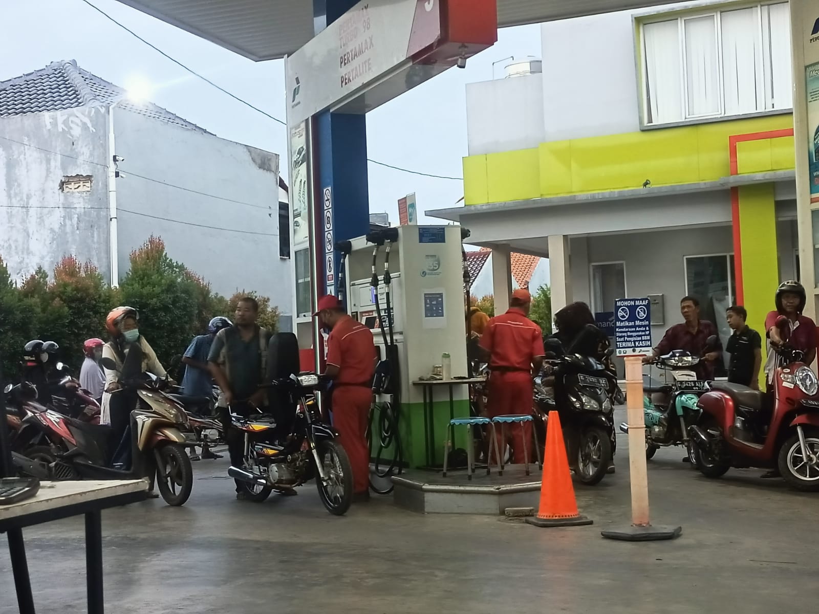 Isu Pertalite Naik Jadi Rp10 Ribu, SPBU di Kota Tegal Diserbu Pengendara Sepeda Motor