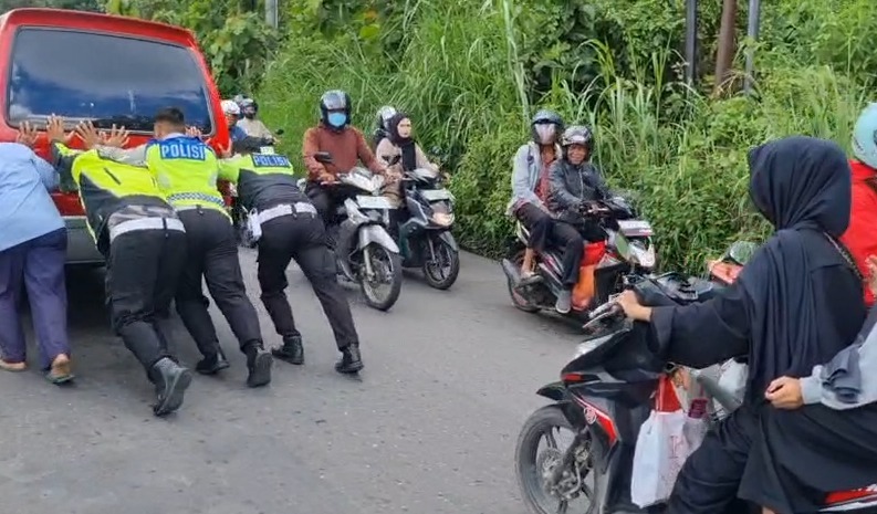 Minibus Pecah Mesin di KM 272B, Tim Urai Tol Polres Tegal Sigap Beri Bantuan