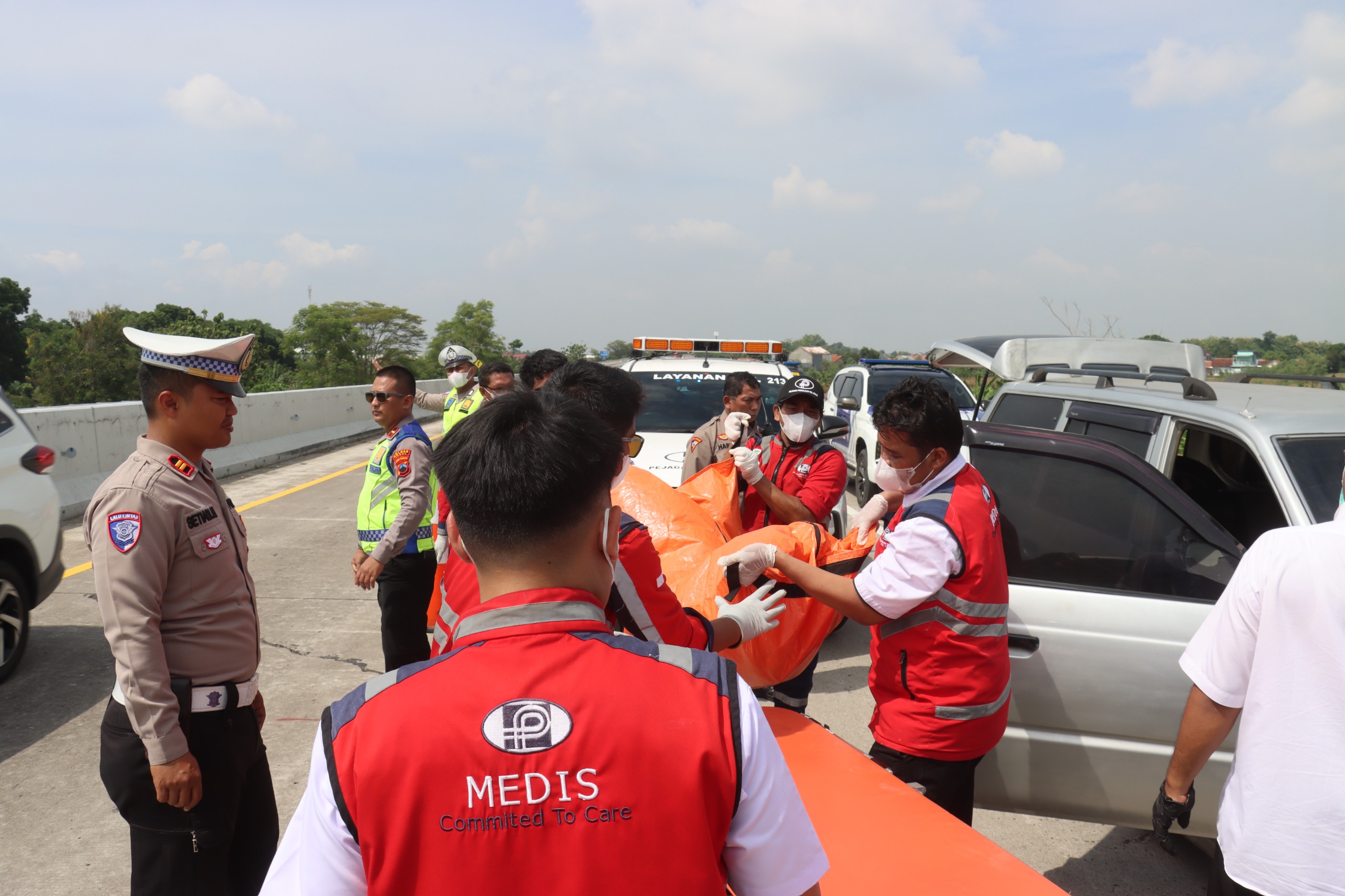 Geger! 3 Orang dan Balita Ditemukan Meninggal dalam Mobil di Tol Tegal-Semarang  