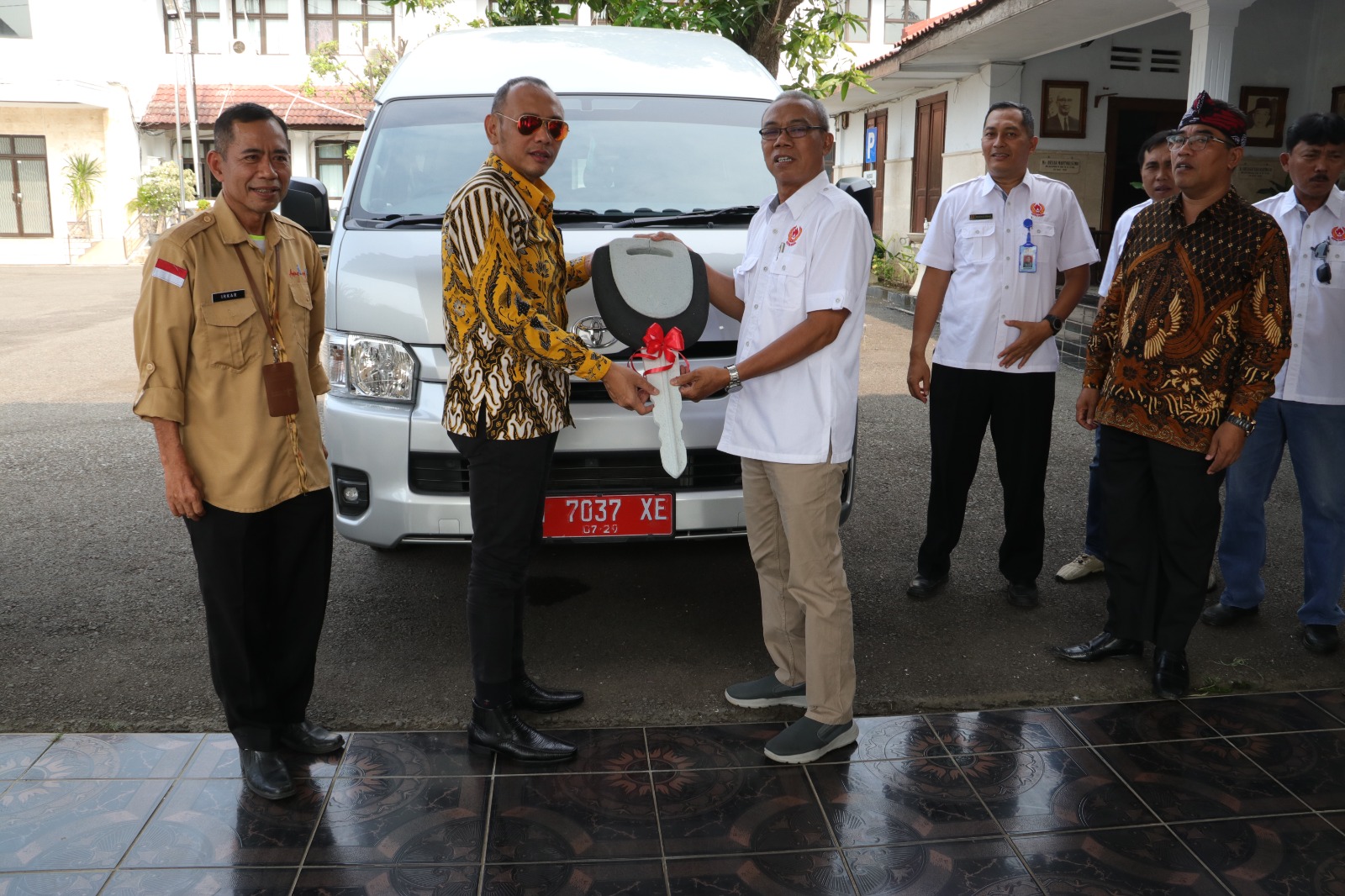 Wali Kota Tegal Dedy Yon Serahkan Hibah Mobil ke KONI