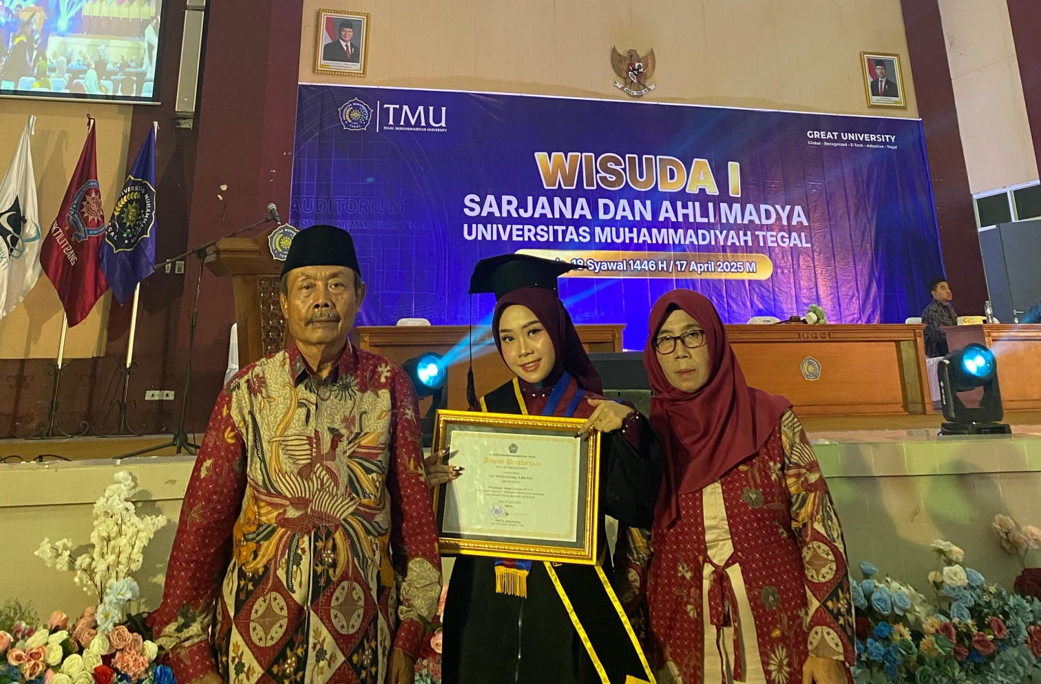 Putri Buruh Jahit asal Pemalang, Nur Winda Amalia Jadi Wisudawan Terbaik TMU