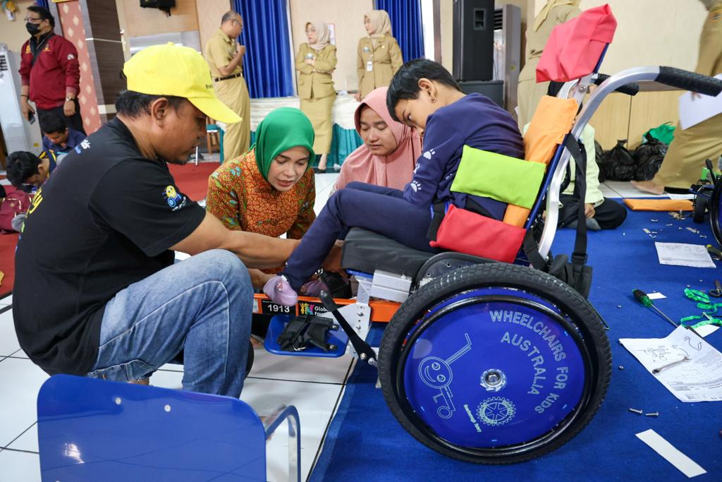 Suasana Haru Selimuti Penyaluran Bantuan 340 Kursi Roda Adaptif dari Australia untuk Warga Jateng