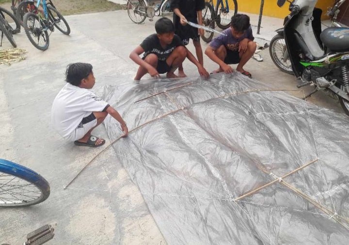 Berawal dari Hobi, Bocah di Pemalang Bikin Layang-layang Ukuran Besar