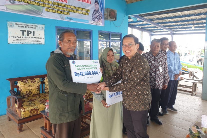 Ahli Waris Nelayan dan Pegawai Informal di Brebes Terima Santunan Kematian Rp42 Juta