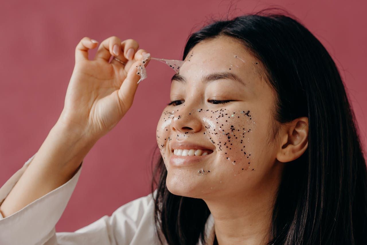 Tanda Kulit Wajah Over-Exfoliation yang Berbahaya, Salah Satunya Kering dan Bersisik