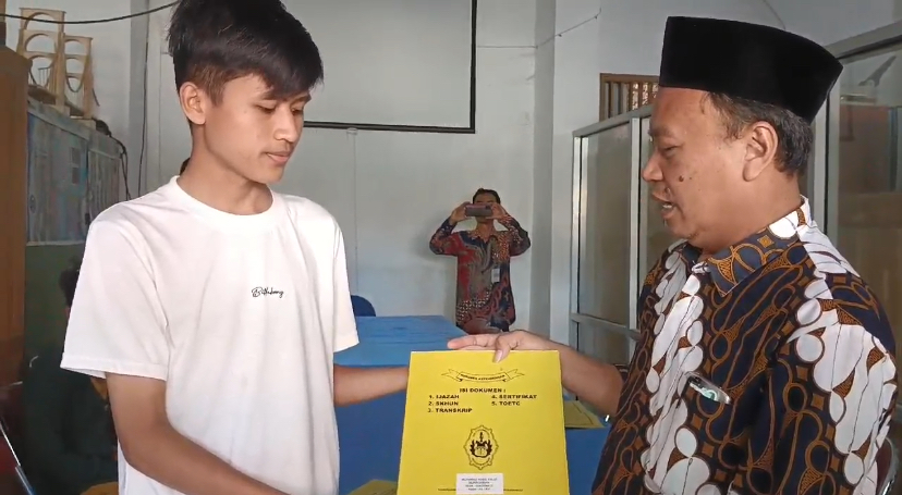 Alhamdulillah! Ijazah Kakak Beradik di Brebes yang Tertahan Akhirnya Diserahkan Pihak Sekolah Secara Gratis
