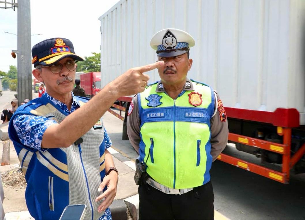 Atur Lalu Lintas di Titik Banjir, Dishub Jateng dan Kepolisian Urai Kemacetan di Jalur Demak-Semarang 