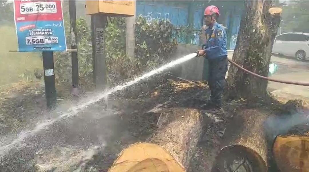 Bakar Sampah Sembarangan, Trafo Listrik di Adiwerna Tegal Nyaris Meledak!