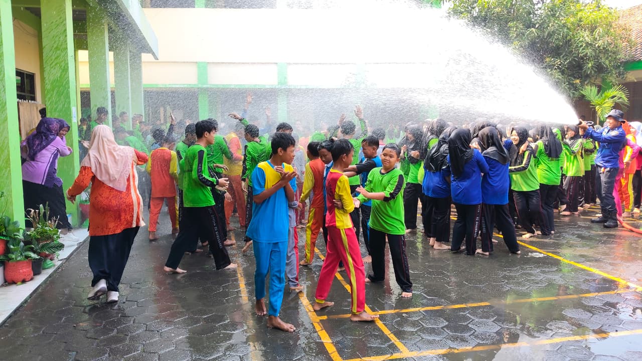 Bertaruh Nyawa Sembari Kepung Api, Kondisi Damkar Tegal Krisis Peralatan