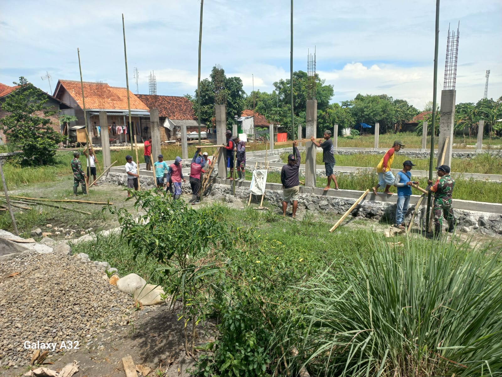 Warga Gotong Rotong Bangun Gedung KDMP Warureja Tegal