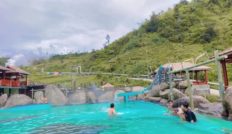 4 Pemandian Air Panas Terpopuler di Dieng, View Menenangkan