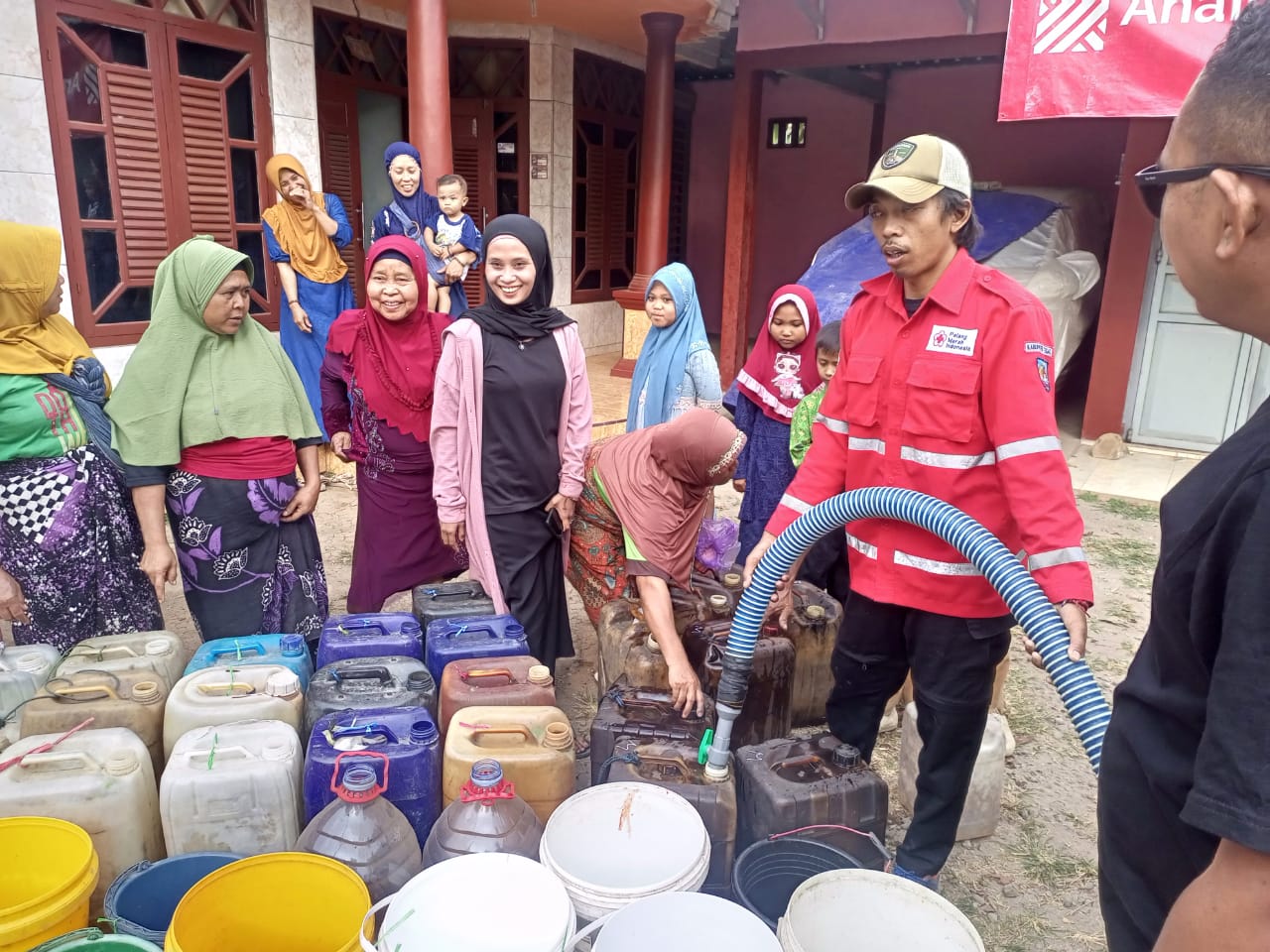 Dilanda Krisis, Warga di Tegal Jalan Kaki Sejauh 1 Kilometer ke Hutan Demi Dapat Air Bersih