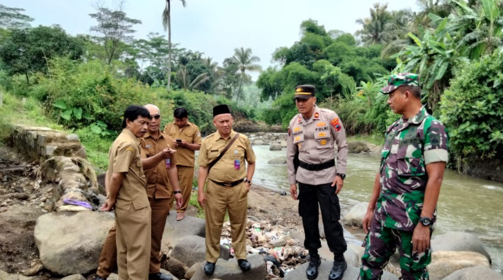 Belum Selesai Maksimal, Forkopimcam Cek Bendungan di Kedungoleng Paguyangan Brebes