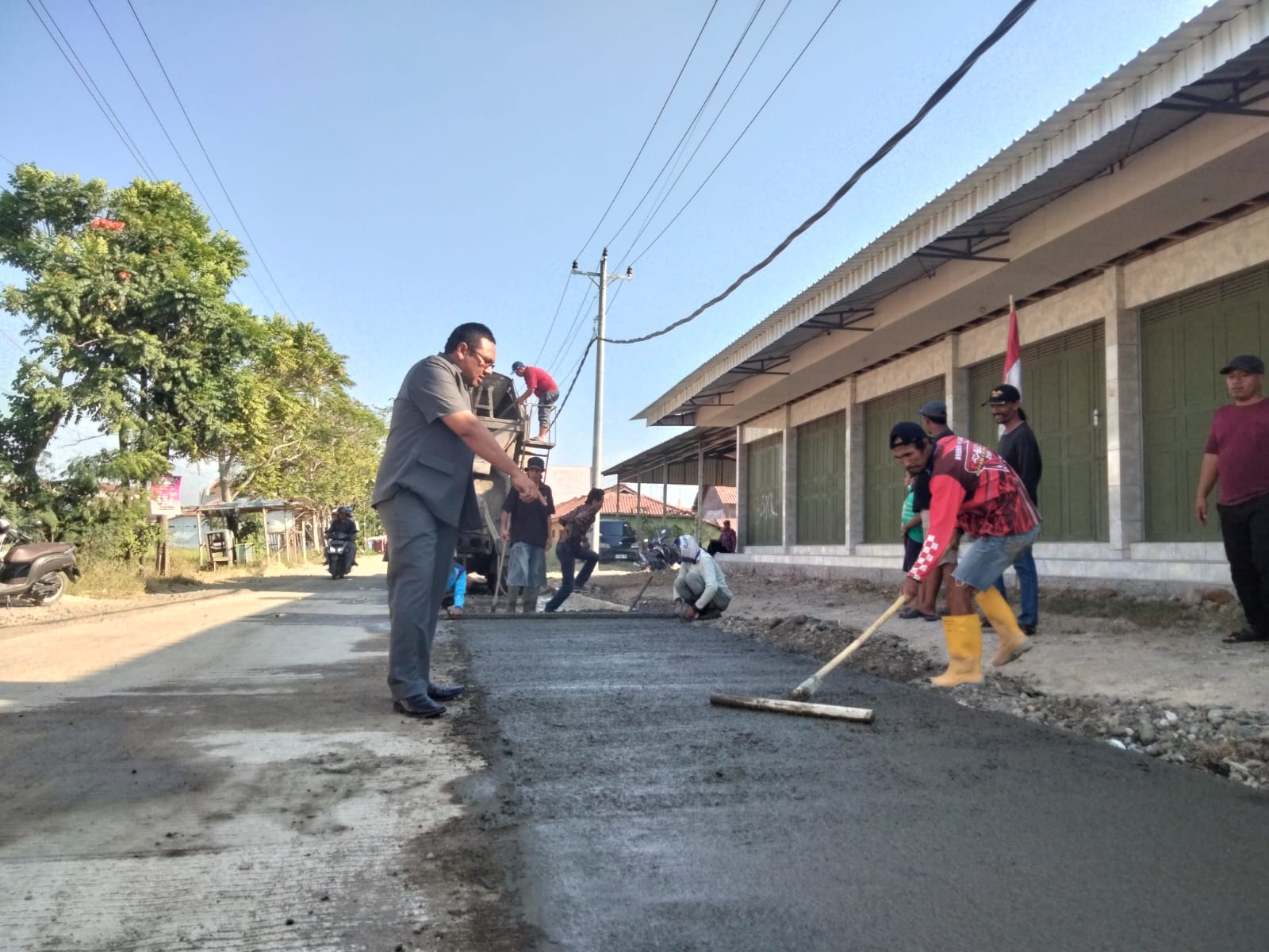 Tanpa APBD, Dua Sultan Bulakamba Brebes Patungan Beton Jalan Kabupaten Ruas Klampok-Sitanggal yang Rusak Parah