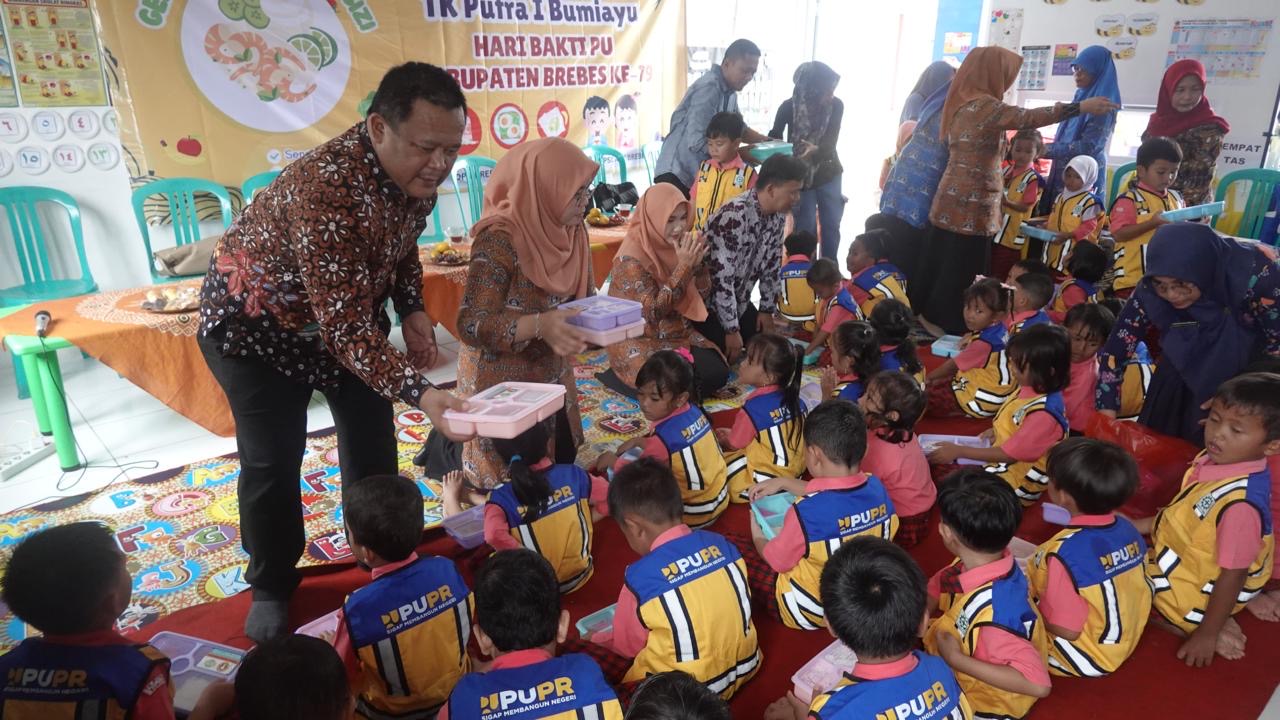 Hari Bakti PU 2024, DPU Brebes Bagi 160 Paket Makanan Bergizi untuk Anak TK