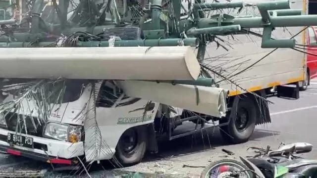 Tragis! Truk Kontainer Seruduk Halte Tewaskan 7 Siswa SD dan 3 Orang Dewasa