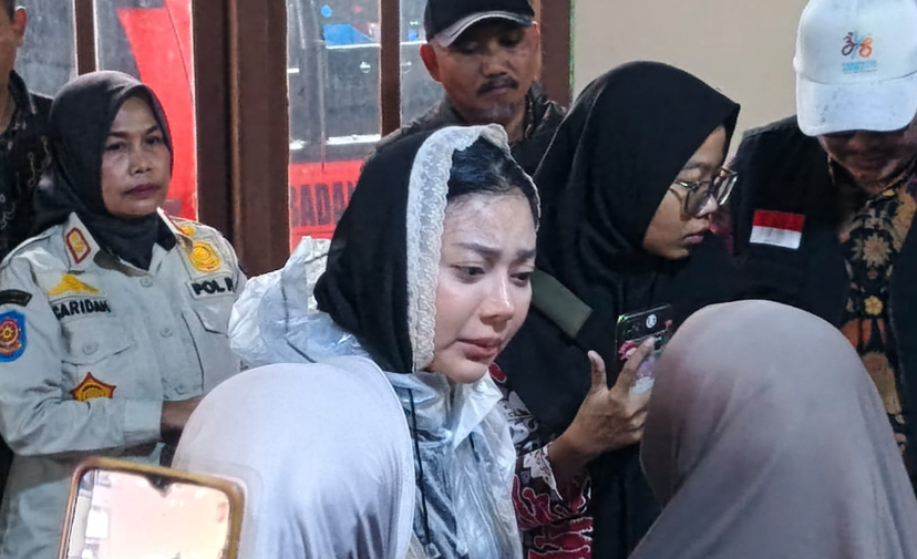 Bupati Mitha Tinjau Banjir di Tanjung Brebes