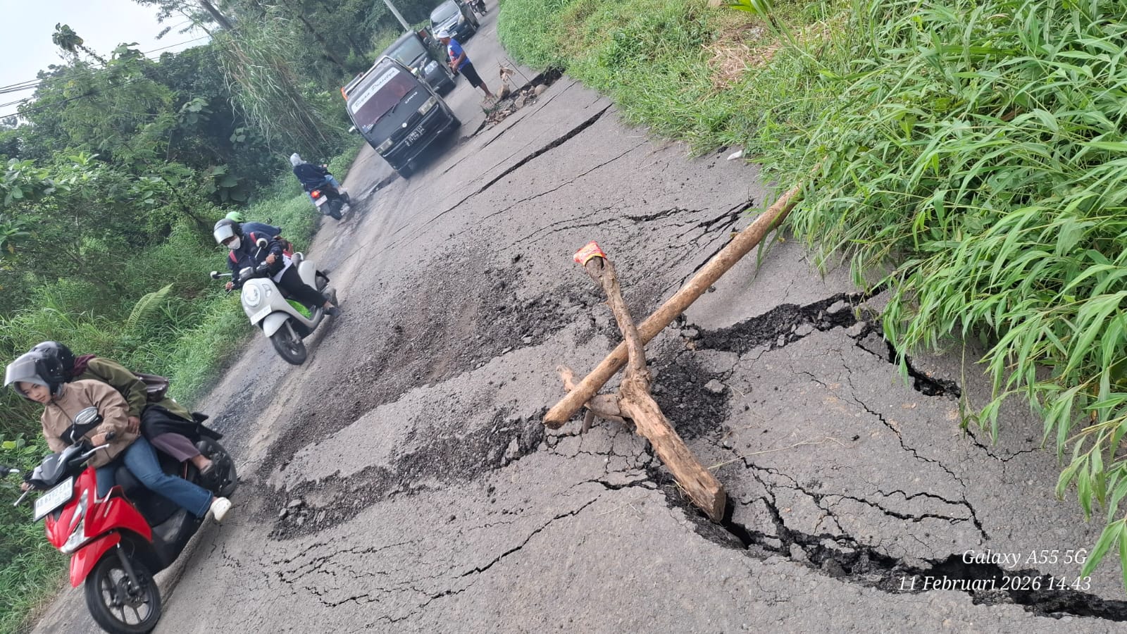 Jalur Utama Guci Tegal Amblas di Clirit View, Kendaraan Mengular Ratusan Meter