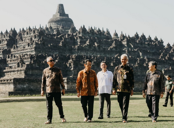 Kunjungi Candi Borobudur Didampingi Ganjar, Kaisar Jepang Hironomiya Naruhito Terkesan dan Takjub 