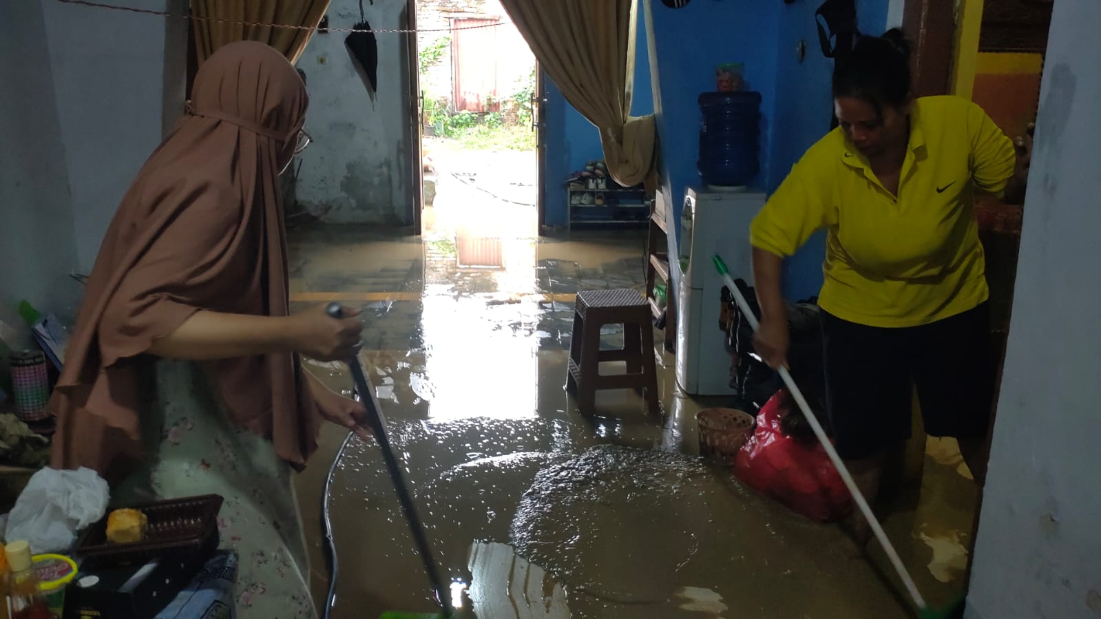 Pasca Banjir Limpasan Sungai Babakan, Warga di Brebes Bersihkan Lumpur yang Berada di Rumah 