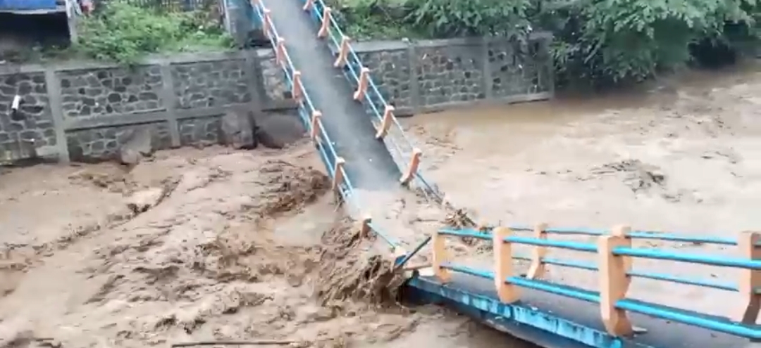 Wilayah Selatan di Guyur Hujan Deras, Jembatan di Brebes Rusak 