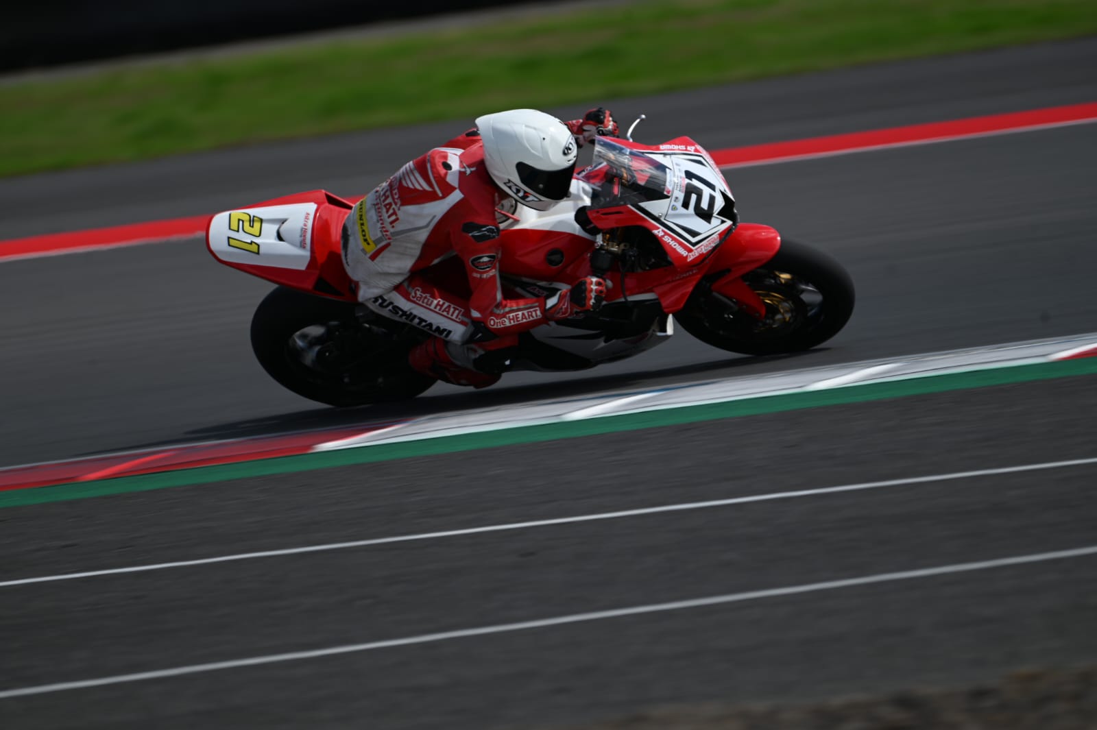 Tampil Optimal, Pebalap Astra Honda Melesat Kencang Dominasi Podium 600cc di Mandalika 