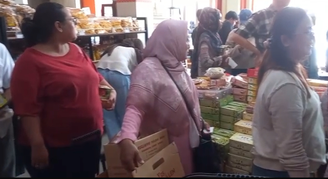 Arus Balik Lebaran 2026, Pusat Oleh-oleh Khas Brebes Diserbu Pembeli