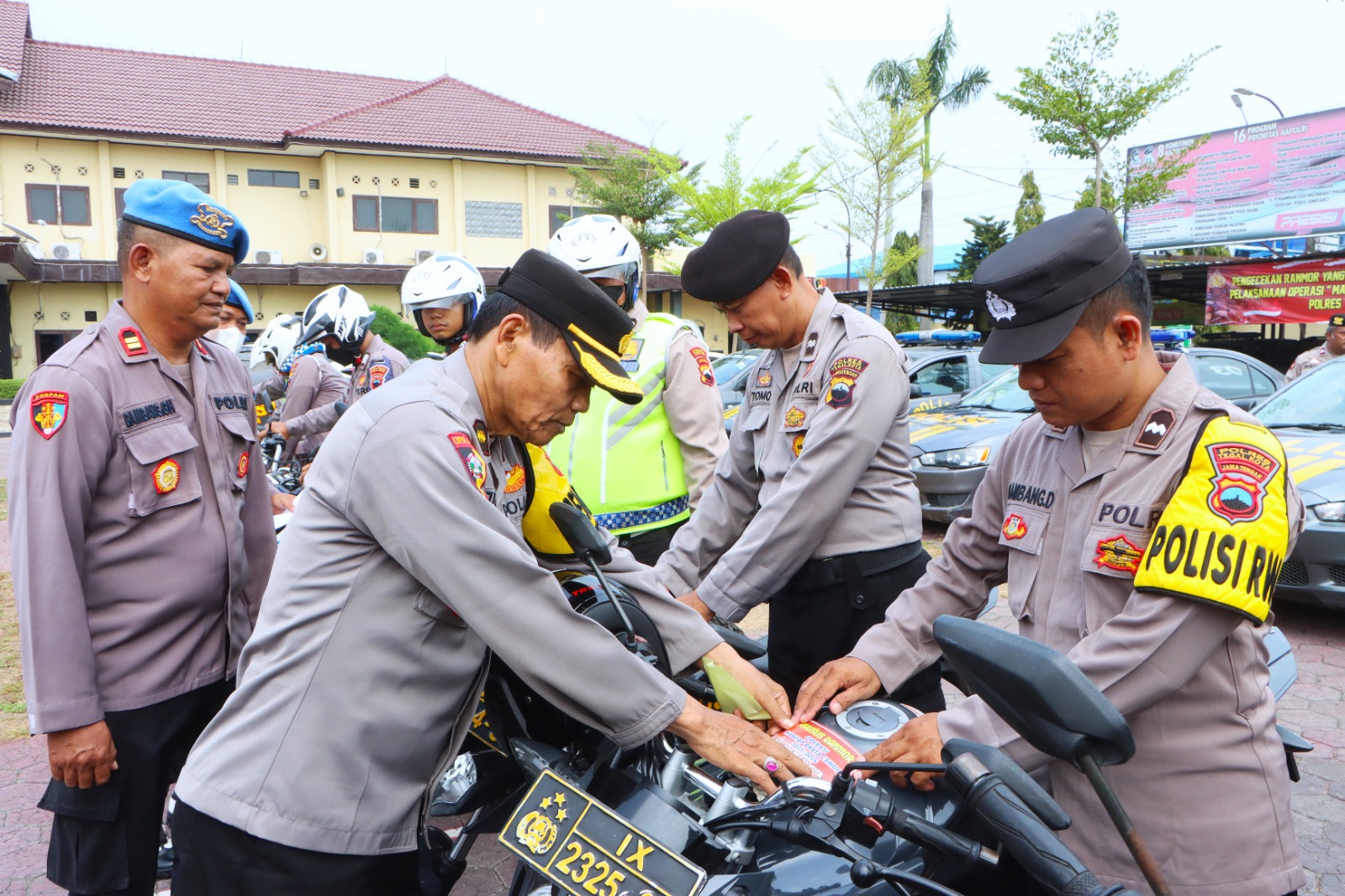 Jelang Tahapan Kampanye Pemilu 2024 Di Tegal Polisi Periksa Kendaraan Pengamanan 7173