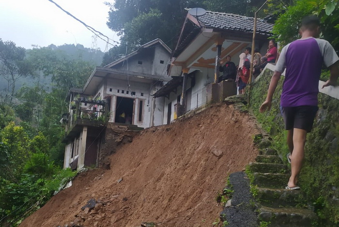 Jalan Pedukuhan di Desa Depok Kabupaten Pekalongan Hilang Akibat Bencana Longsor