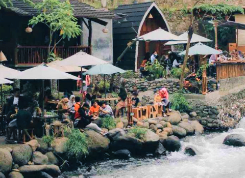 Nikmatnya Nongkrong di Pikaco Wangkelang, Ngopi di Pinggir Sungai Bareng Orang Tersayang