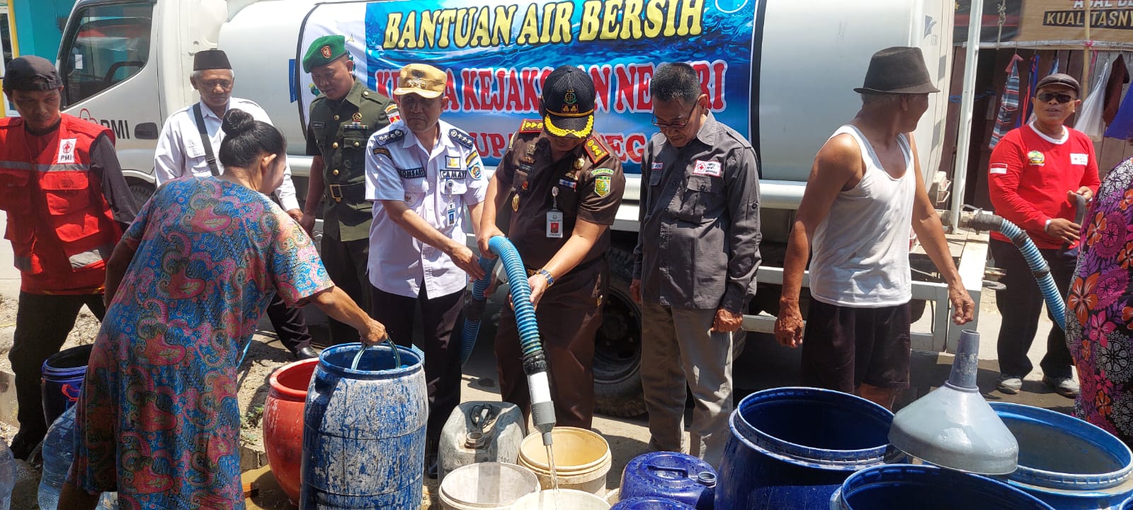 Dilanda Kemarau Ekstrem, Bantuan Air Bersih Digelontor Kejari Bersama PMI di 3 Kecamatan 