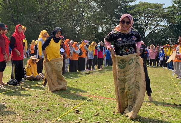 MERIAH! HUT ke-73 IGTKI, Ratusan Guru TK di Batang Adu Ketangkasan