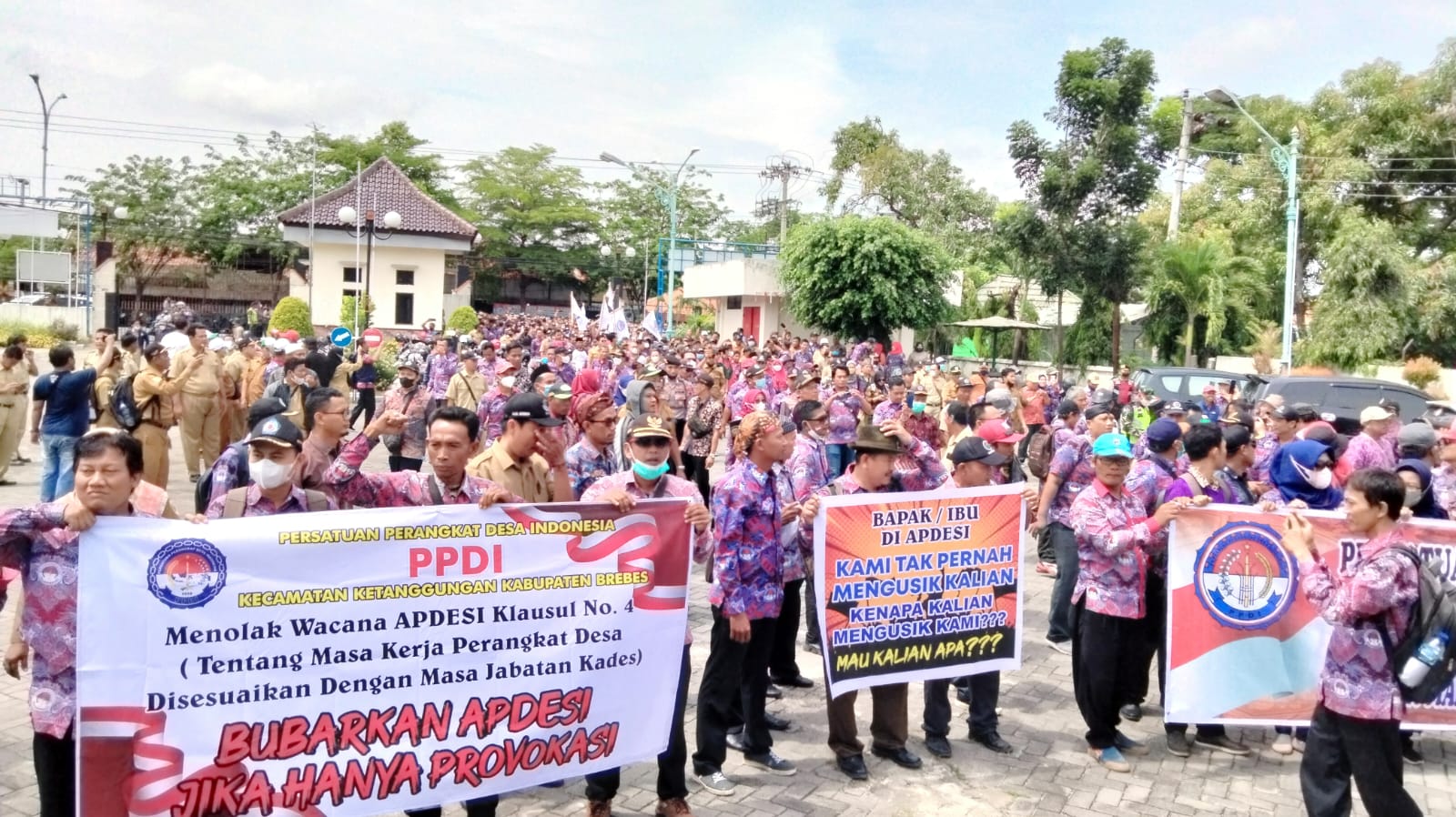Ratusan Perangkat Desa Geruduk DPRD Brebes, Longmarch dari Stadion Karangbirahi Tolak Rekomendasi APDESI