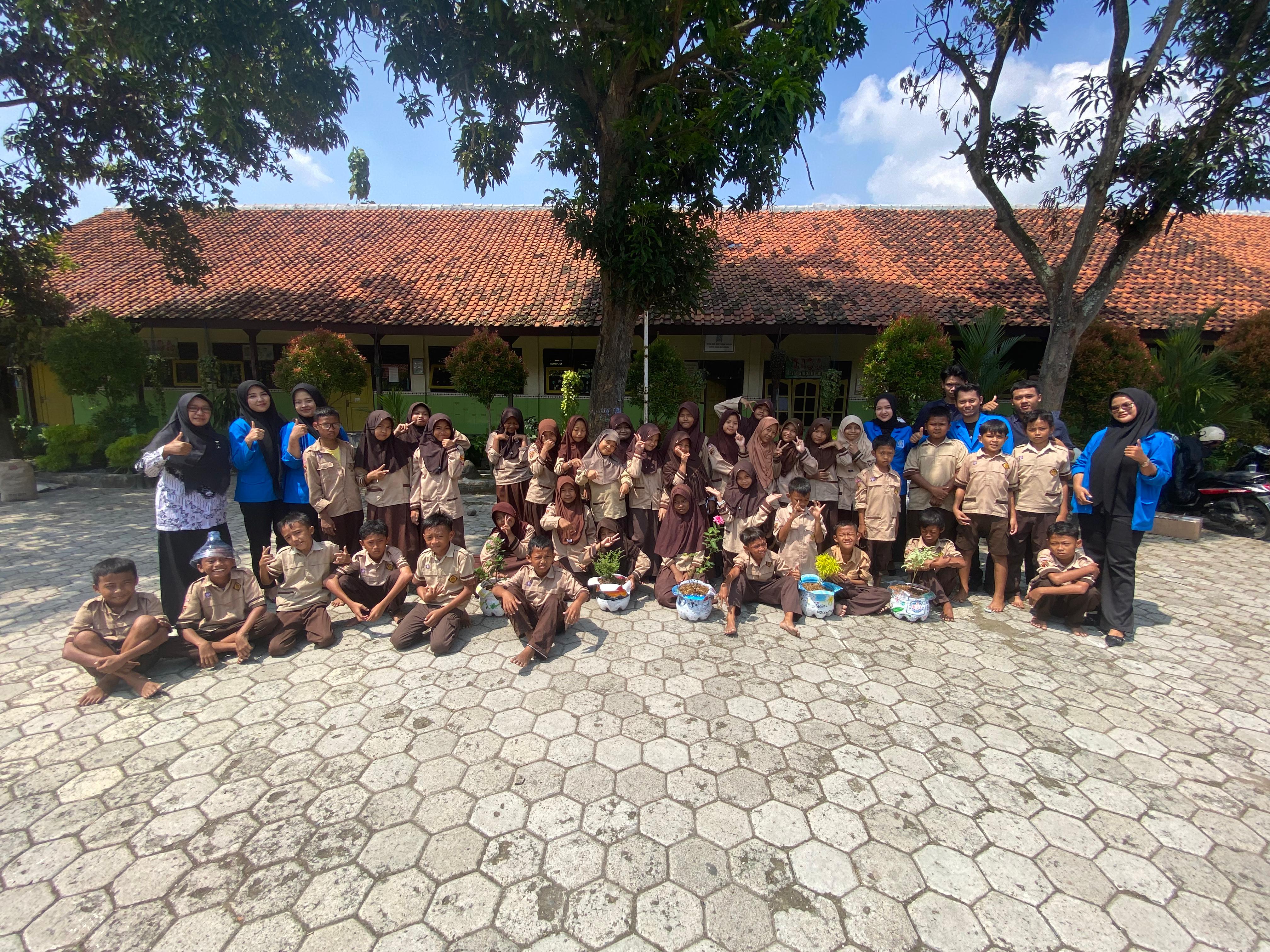 Tanamkan Semangat Gotong Royong Sejak Dini, Mahasiswa UBSI Kampus Tegal Pengabdian di SDN Harjosari Lor