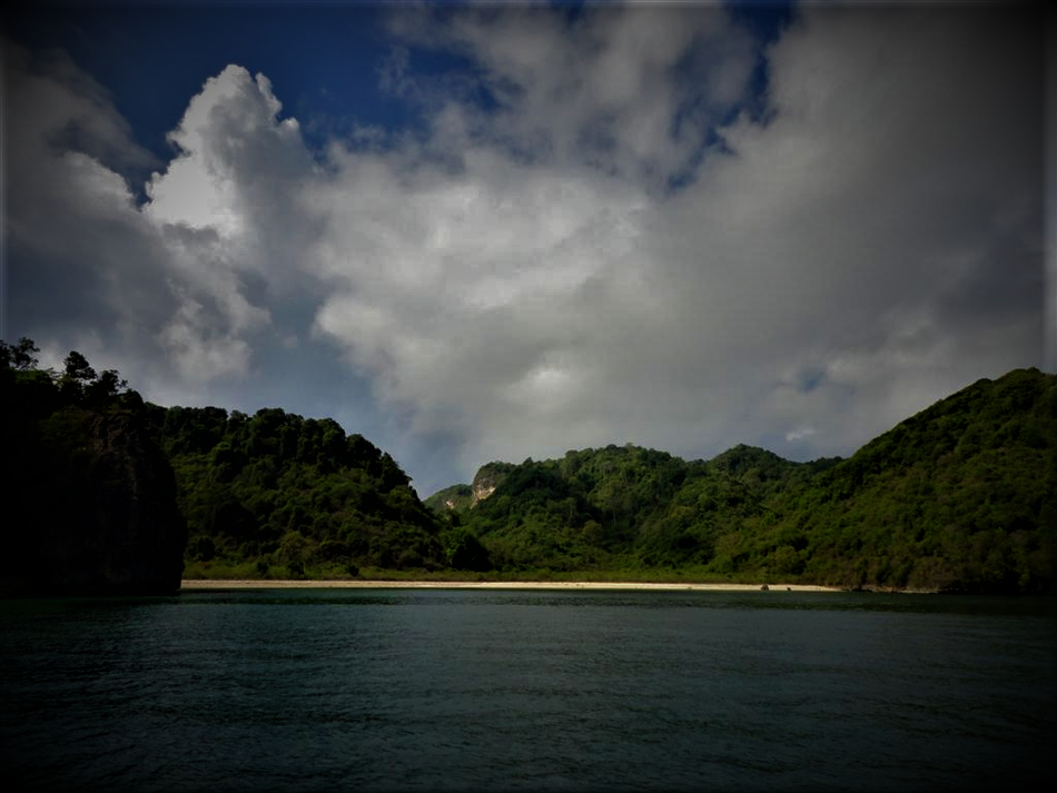 Kisah Misteri Pulau Nusa Barong: Jejak Burung Walet dan Percikan Mistis di Setiap Sudutnya!