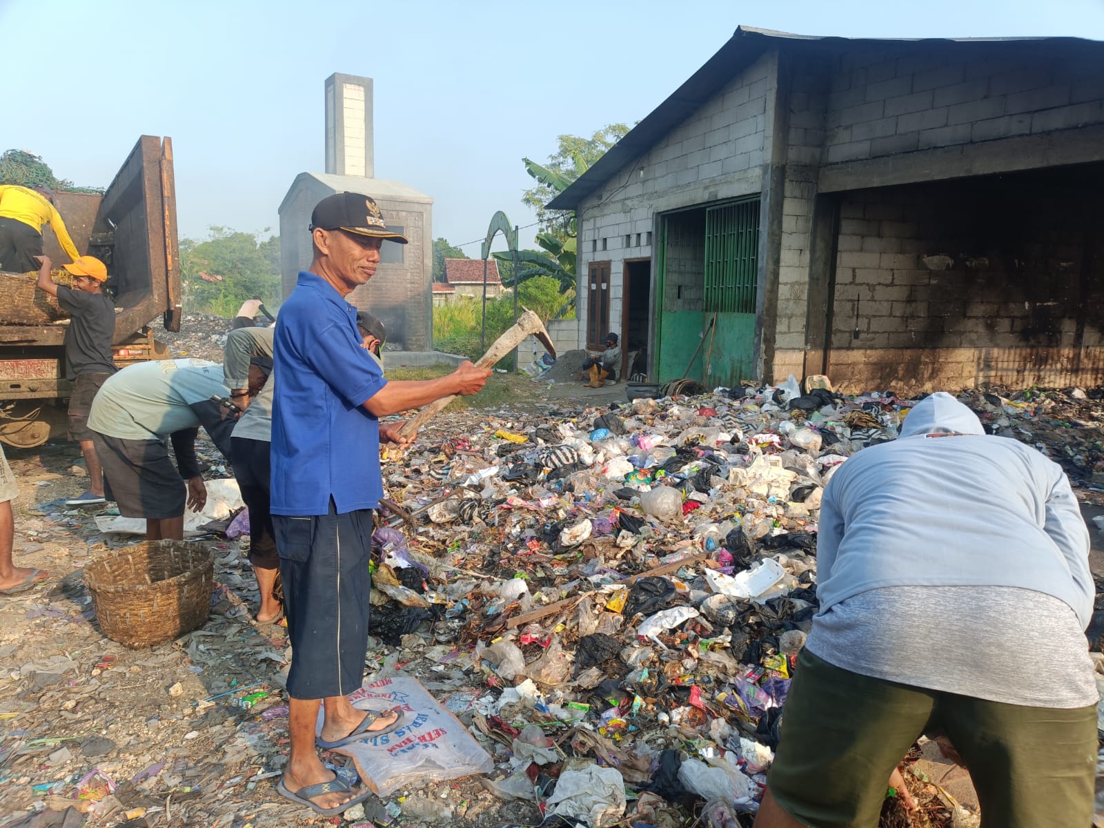 Revitalisasi TPST Lumpuh, Program Padat Karya Clean Up Day Resmi Digulirkan di Sidapurna Tegal 