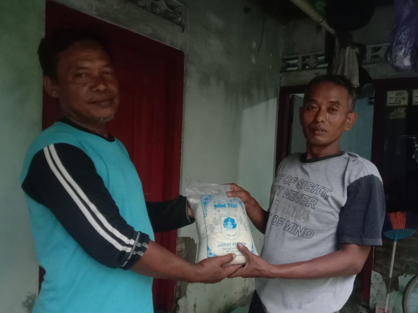 SMK Satya Praja 2 Petarukan Gandeng Paguyuban Merah Putih Salurkan Zakat Fitrah di Ulujami