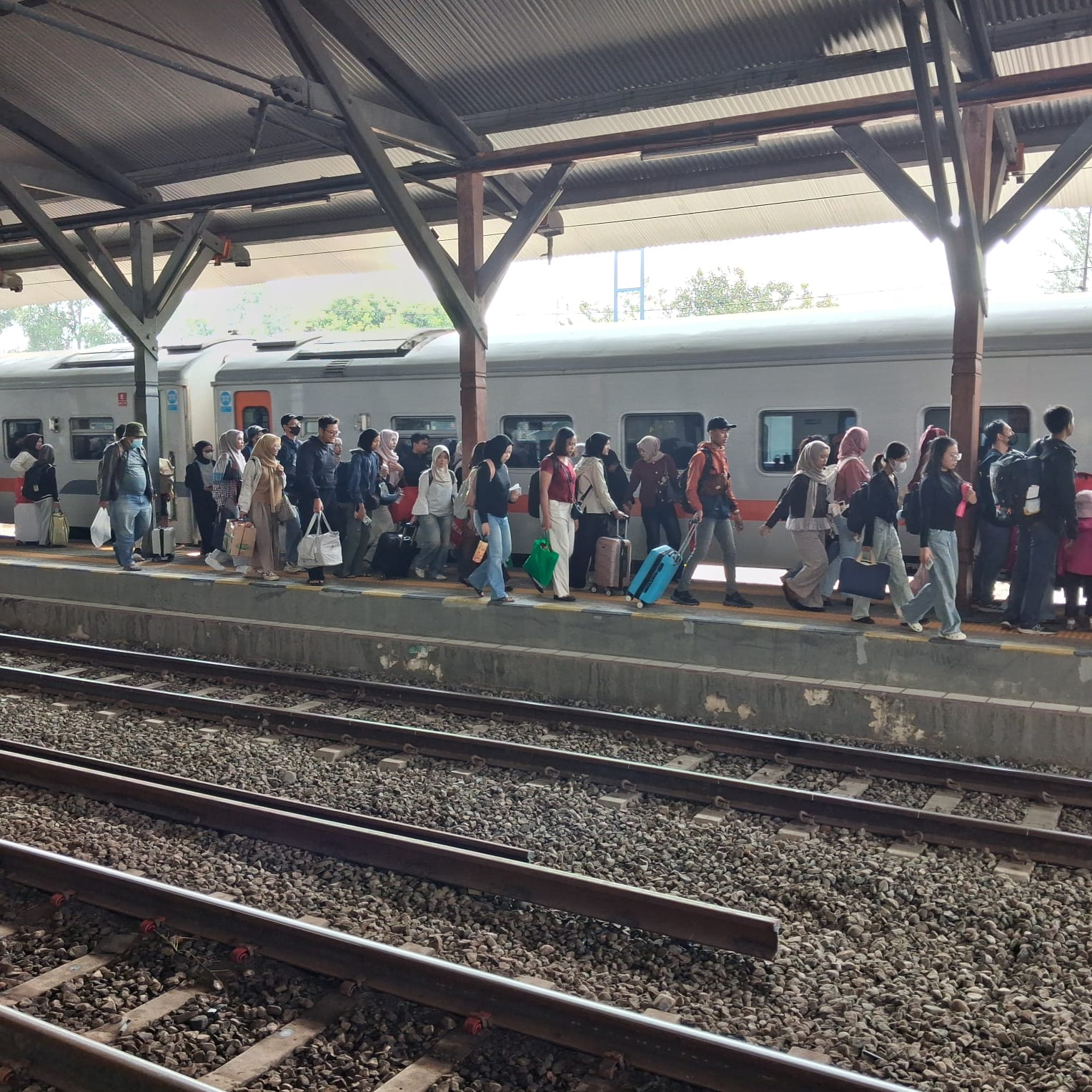 Stasiun Tegal Diserbu 14 Ribu Pelanggan KAI Saat Long Weekend Maulid Nabi