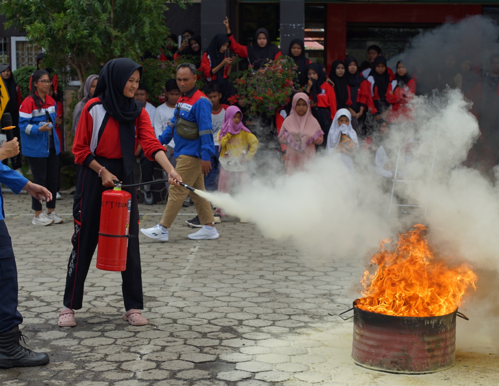 Tingkatkan Kewaspadaan Kebakaran, Pertamina FT Tegal Gandeng Damkar Kab. Tegal Sosialisasi di SMAN 1 Kramat